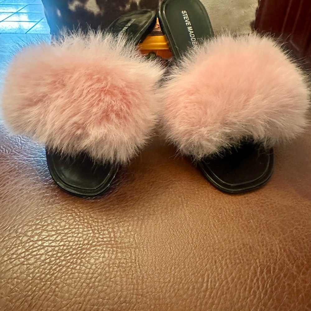 New Steve Madden Women's Black and Pink Fluffy Sandals
